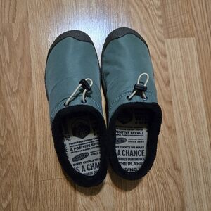 KEEN New Green Slip-On Women Shoes with Black Trim Size 9